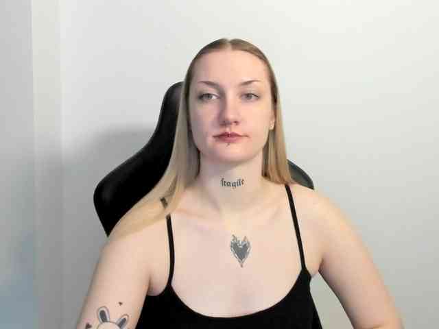 AlexaKisses webcam