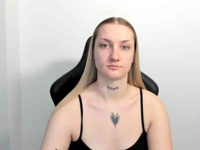 AlexaKisses webcam