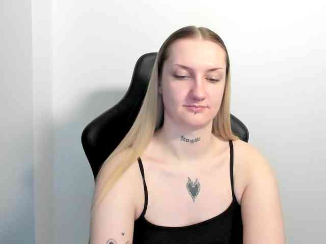 AlexaKisses webcam