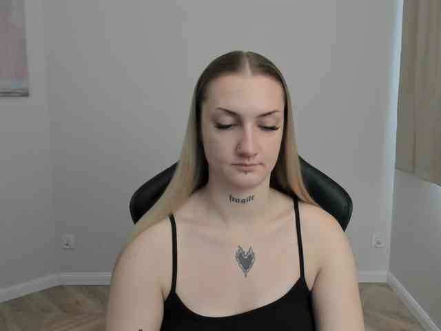 AlexaKisses webcam
