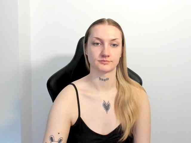 AlexaKisses webcam
