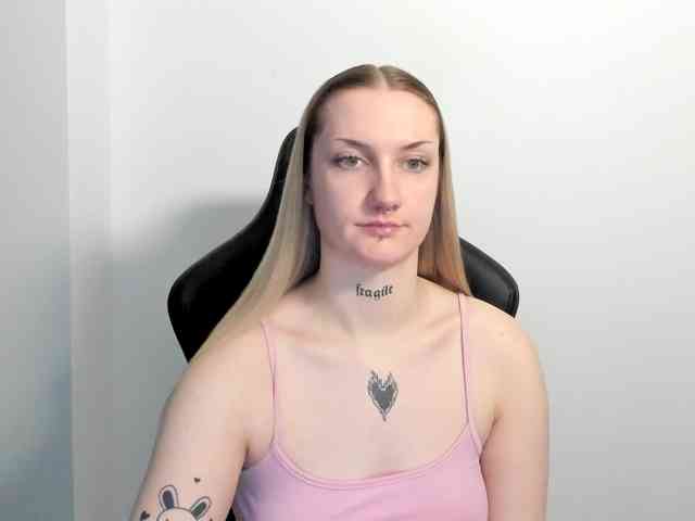 AlexaKisses webcam