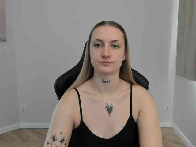 AlexaKisses webcam