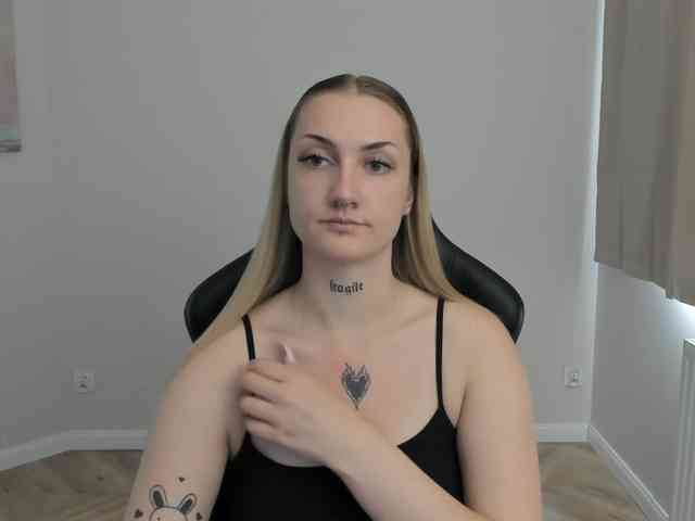 AlexaKisses webcam