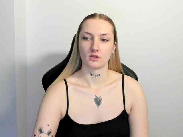 AlexaKisses webcam