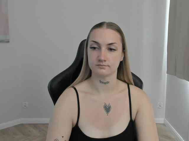 AlexaKisses webcam