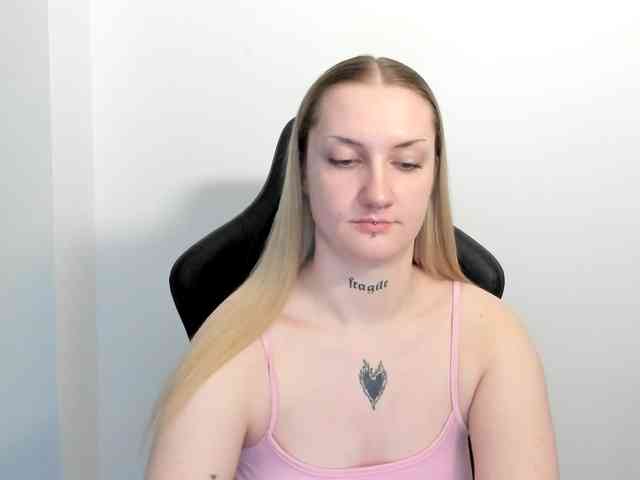 AlexaKisses webcam