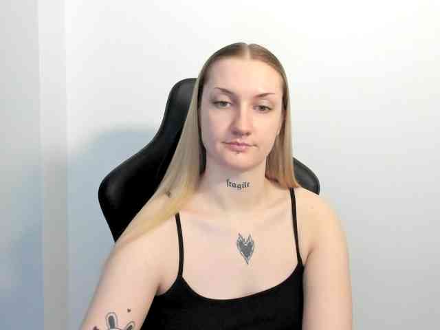 AlexaKisses webcam