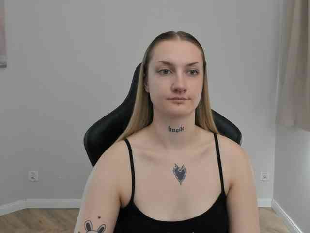 AlexaKisses webcam