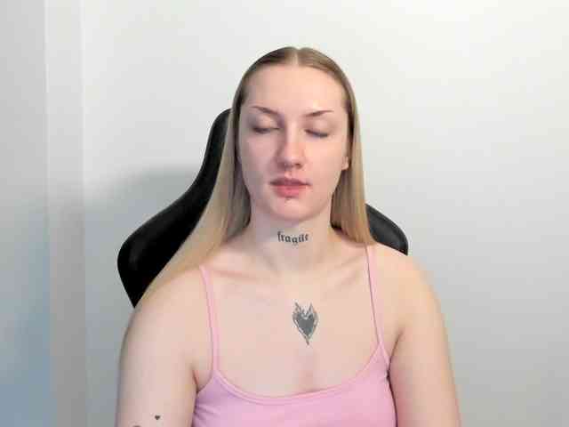 AlexaKisses webcam