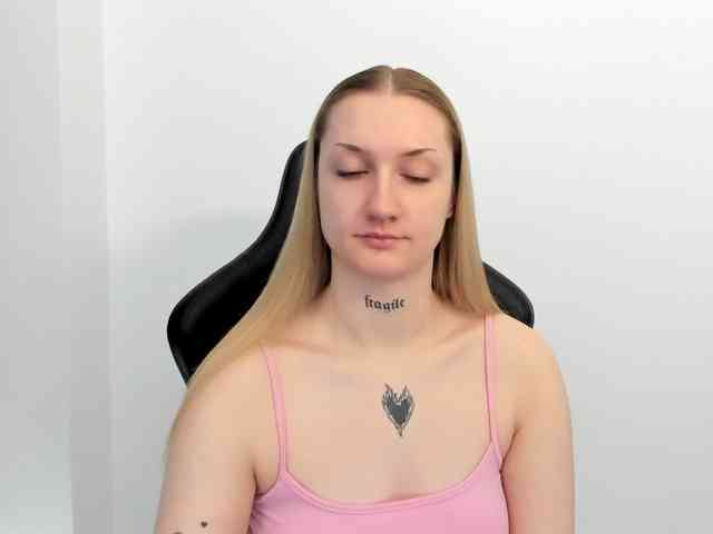 AlexaKisses webcam