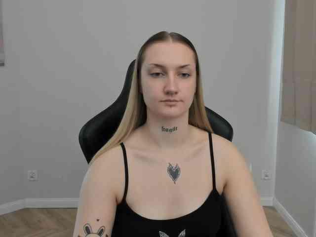 AlexaKisses webcam