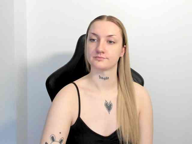 AlexaKisses webcam