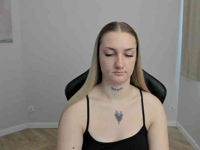 AlexaKisses webcam