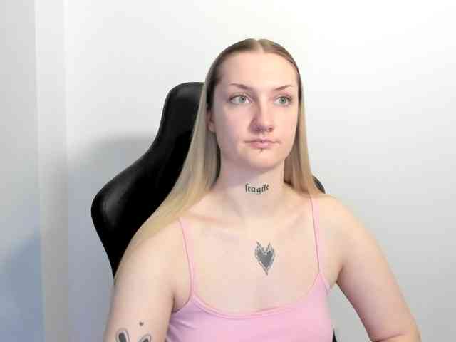AlexaKisses webcam