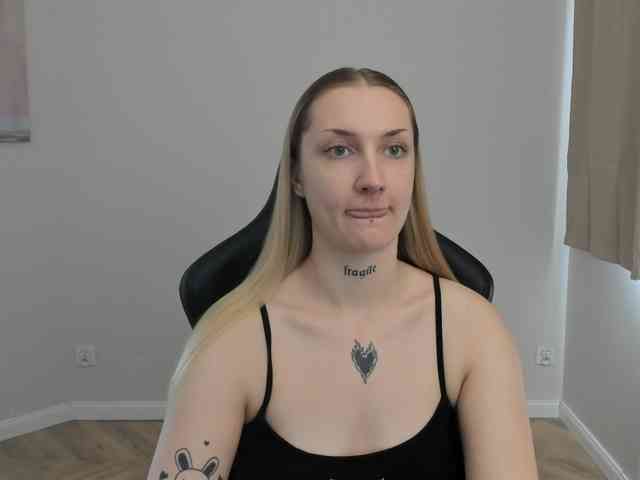 AlexaKisses webcam
