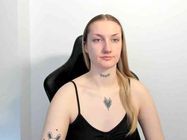 AlexaKisses webcam