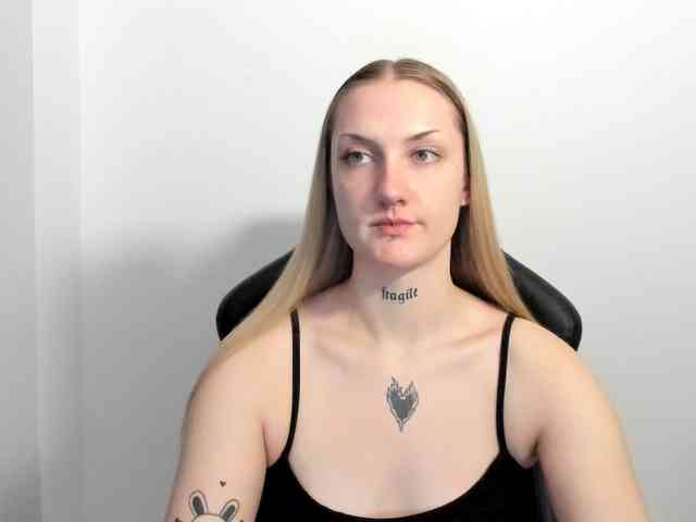AlexaKisses webcam