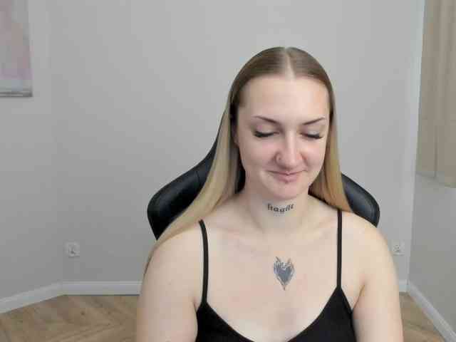 AlexaKisses webcam