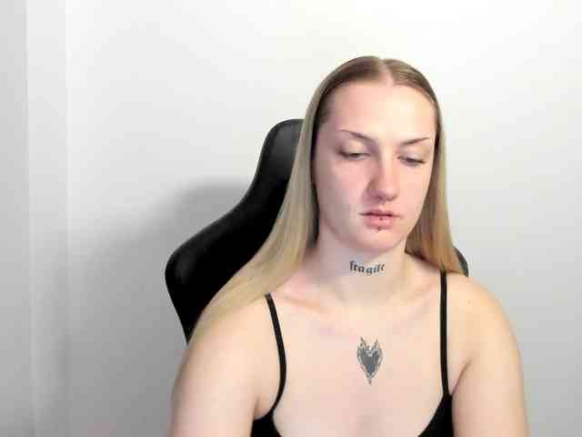 AlexaKisses webcam