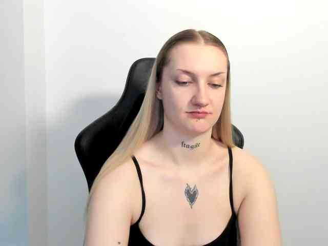 AlexaKisses webcam