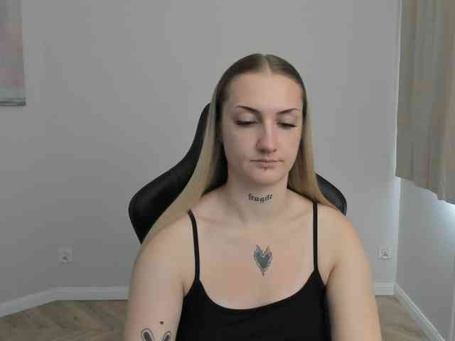 AlexaKisses webcam