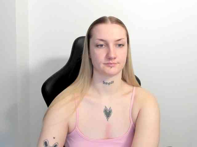 AlexaKisses webcam