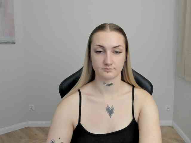AlexaKisses webcam