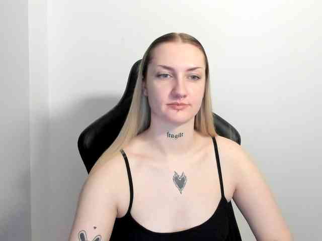 AlexaKisses webcam