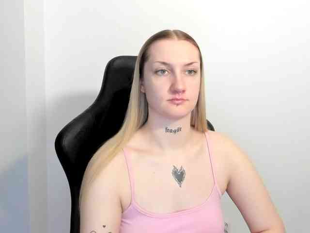 AlexaKisses webcam