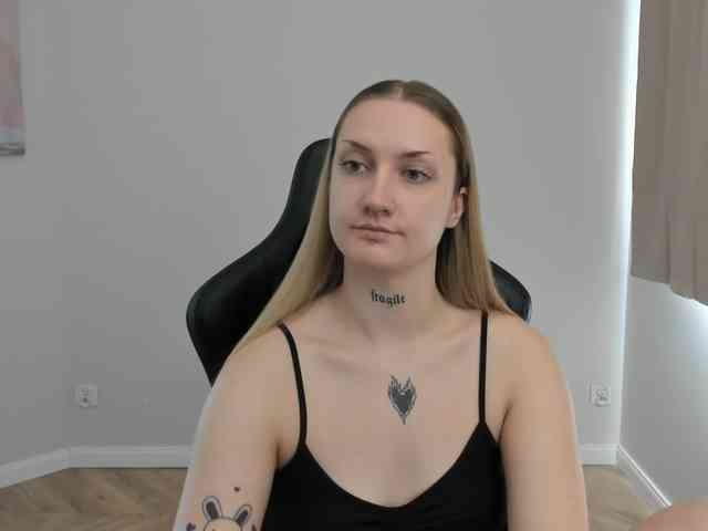 AlexaKisses webcam