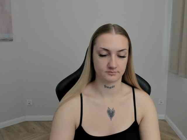 AlexaKisses webcam