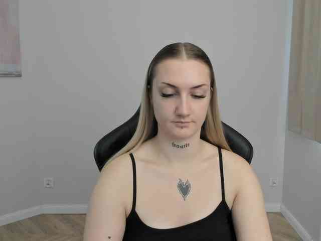 AlexaKisses webcam