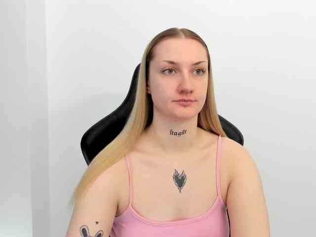 AlexaKisses webcam