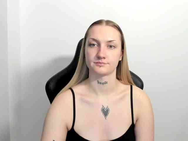 AlexaKisses webcam