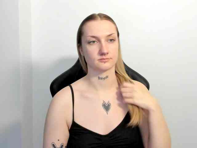 AlexaKisses webcam