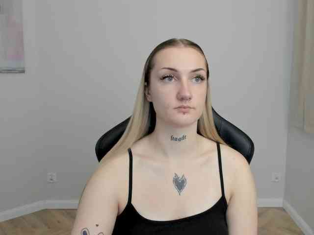 AlexaKisses webcam