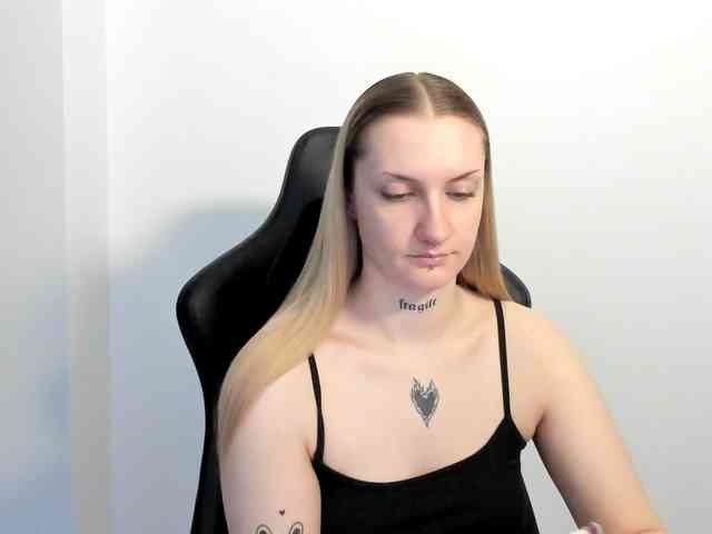 AlexaKisses webcam