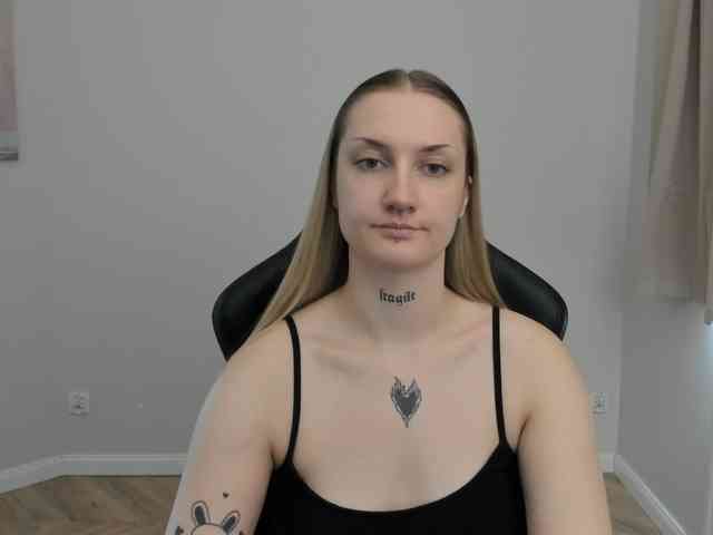 AlexaKisses webcam