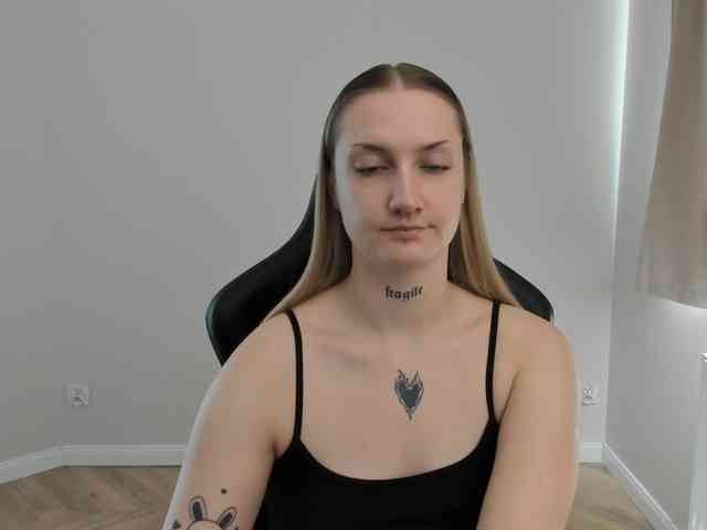 AlexaKisses webcam