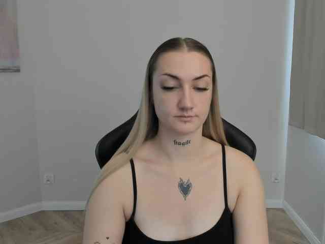 AlexaKisses webcam