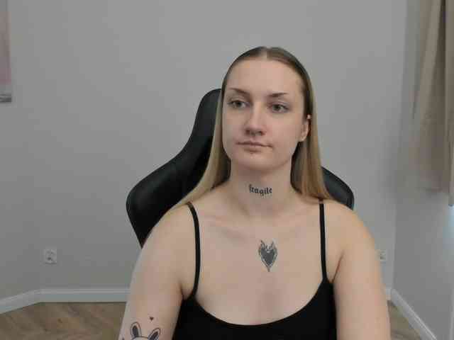 AlexaKisses webcam