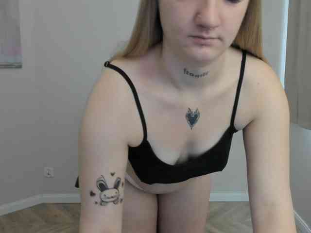 AlexaKisses webcam