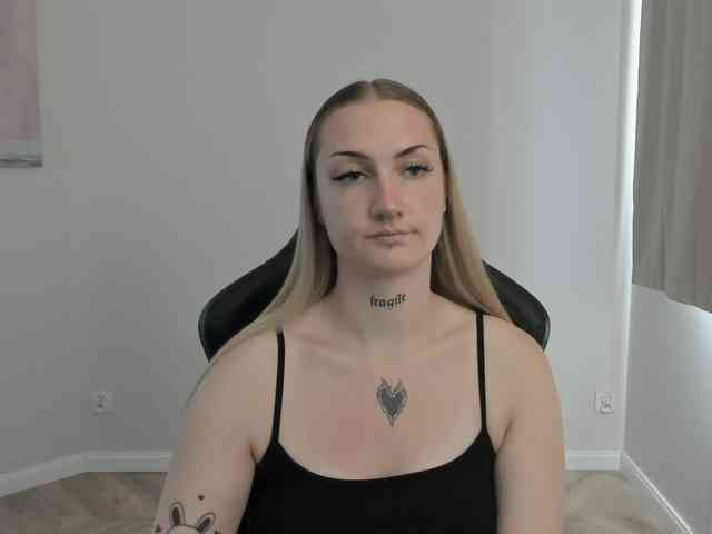 AlexaKisses webcam