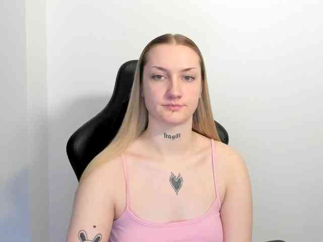 AlexaKisses webcam