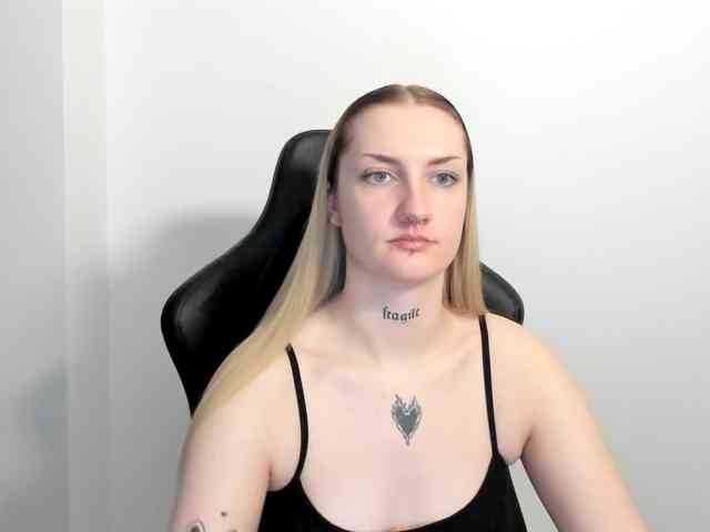 AlexaKisses webcam