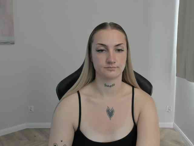 AlexaKisses webcam