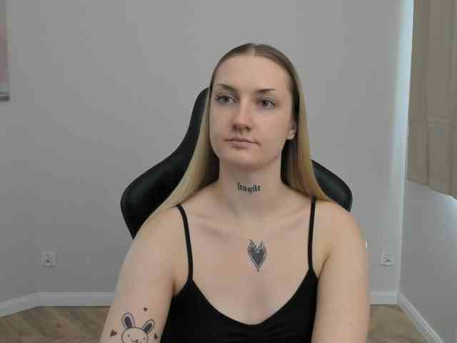 AlexaKisses webcam