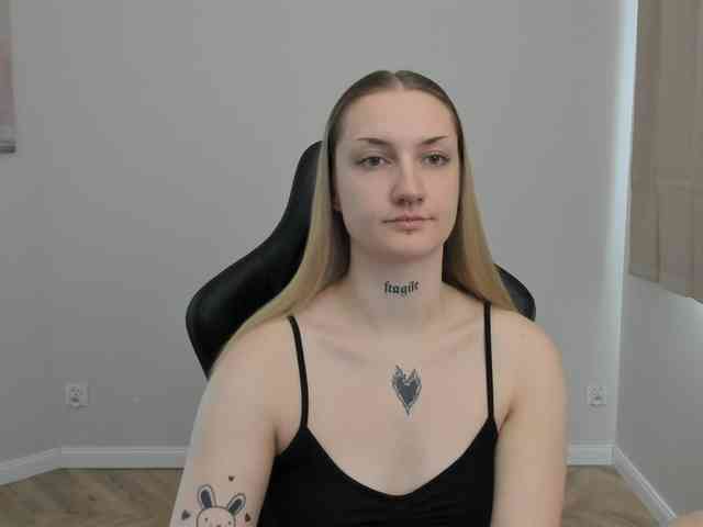 AlexaKisses webcam