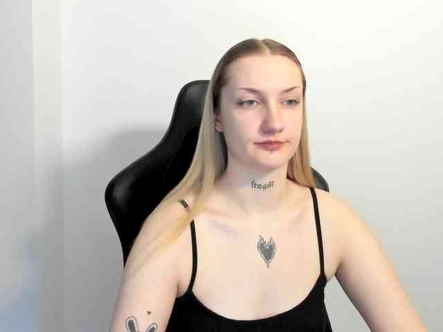 AlexaKisses webcam